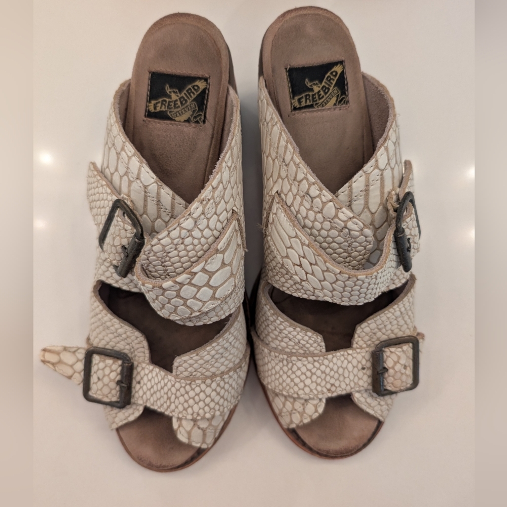 Freebird Women's Cream Sandals - Picture 2 of 7